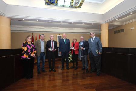 Imagen Luis Alberto de Cuenca recoge el Premio Jaime Gil de Biedma de Poesía de la Diputación reconociendo “una querencia antigua” de ganarlo